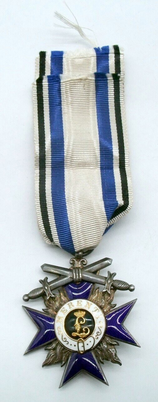 Bayern: Militär-Verdienstorden, 4. Klasse mit Schwertern. Silber, die Medaillons Gold, auf den Schwertern gezunzt.
