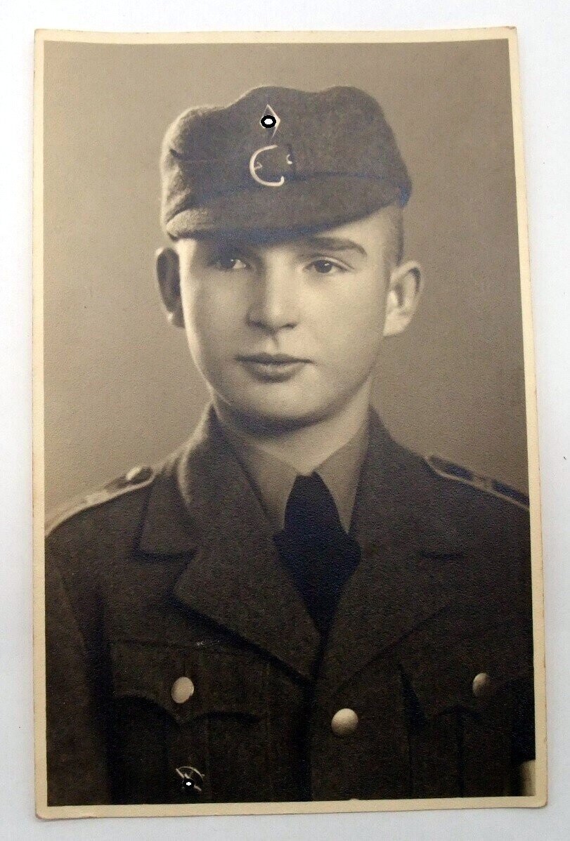 HJ: Portraitfoto mit Schützenabzeichen, Postkartengröße.
