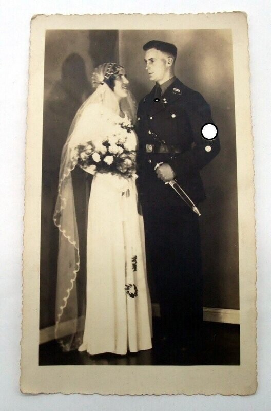 Allgemeine SS: Portraitfoto mit Dolch, Postkartengröße. Allgemeine SS: Portraitfoto mit Dolch, Postkartengröße.