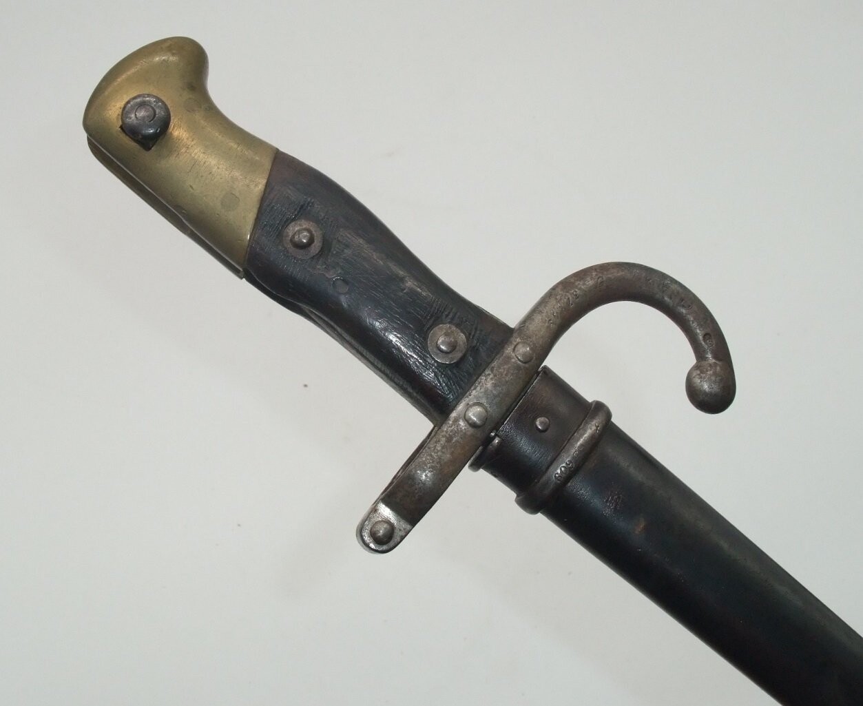 Frankreich: Gras-Bajonett-Modell 1874, Fehlschärfe graviert "Manufacture d'Armes de St Etienne Octobre 1876“ und zahlreiche weitere Punzierungen.