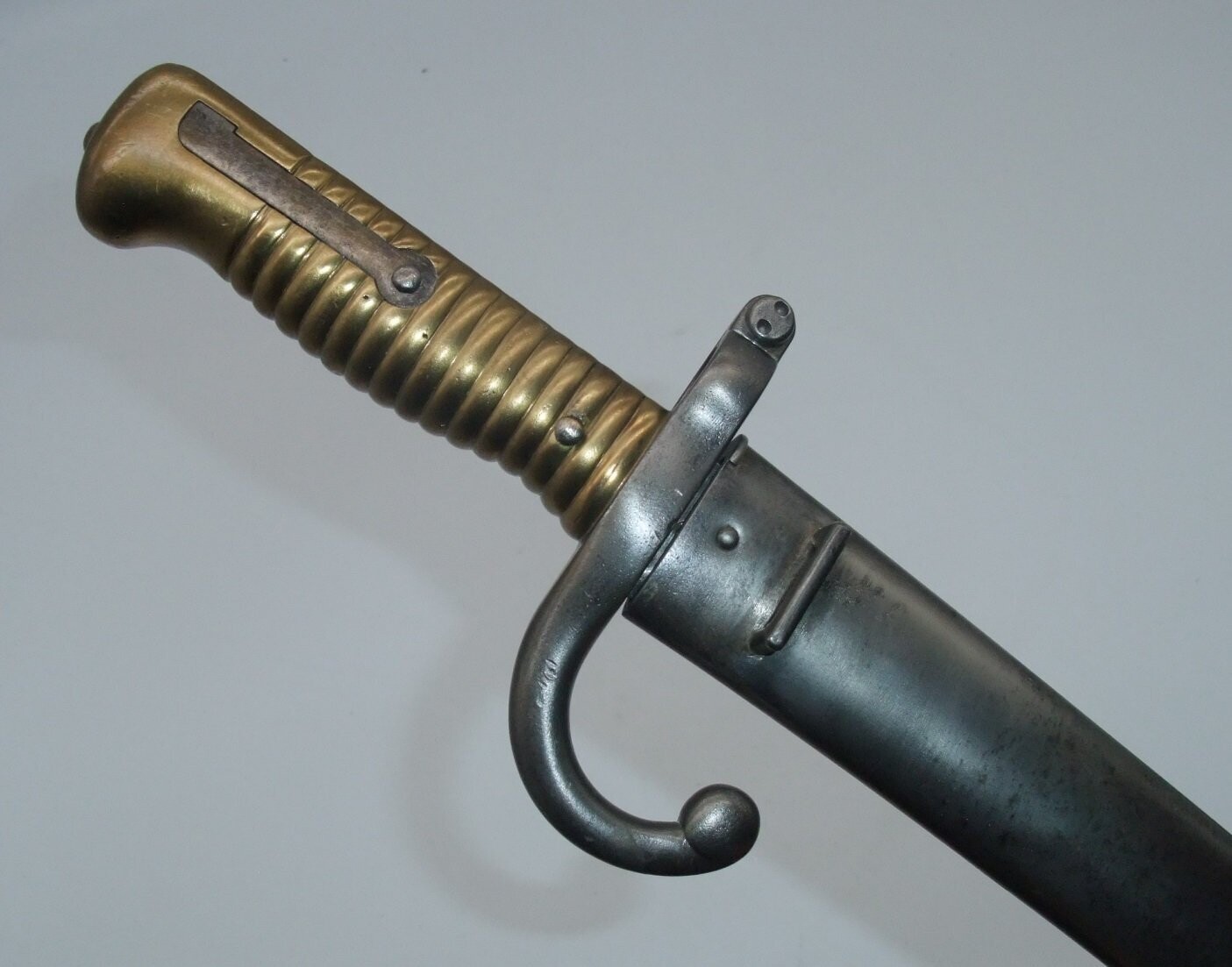 Frankreich: Chassepot Bajonett Modell 1866 - nummerngleich. Fehlschärfe graviert "Mannufacture Imperiale de St Etienne Mars 1868“ und zahlreiche weitere Punzierungen, in der nummerngleichen Scheide.