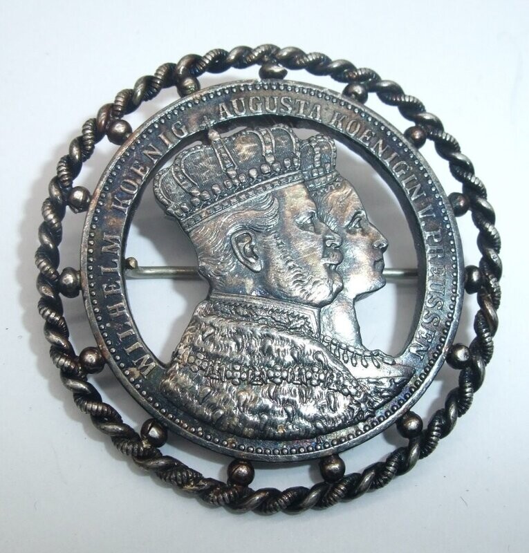 Preussen: Brosche aus Krönungsthaler 1861 Wilhelm und Augusta Königin von Preussen, in Silberrahmen gefasst.