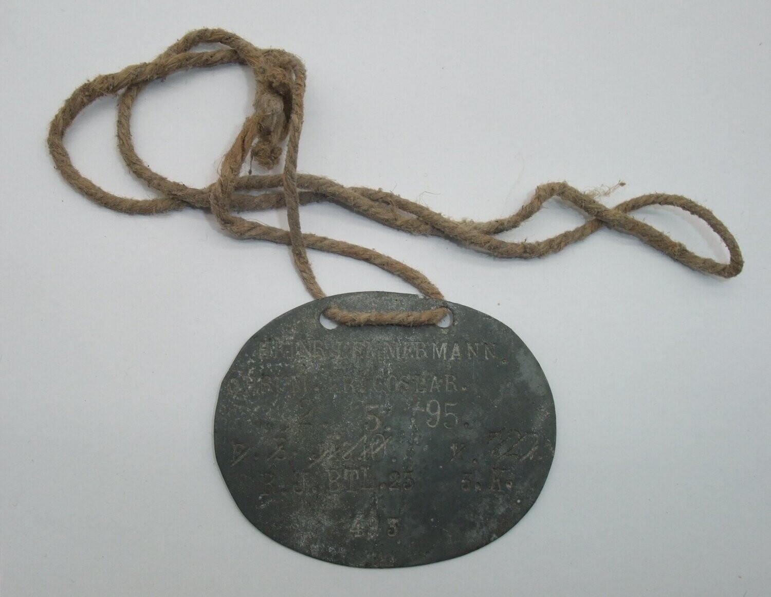 Bayern: Erkennungsmarke R.I.BTL 23, Königlich Bayerisches 23. Infanterie-Regiment „König Ferdinand der Bulgaren“ einses Soldaten aus Goslar, mit Trageschnur.