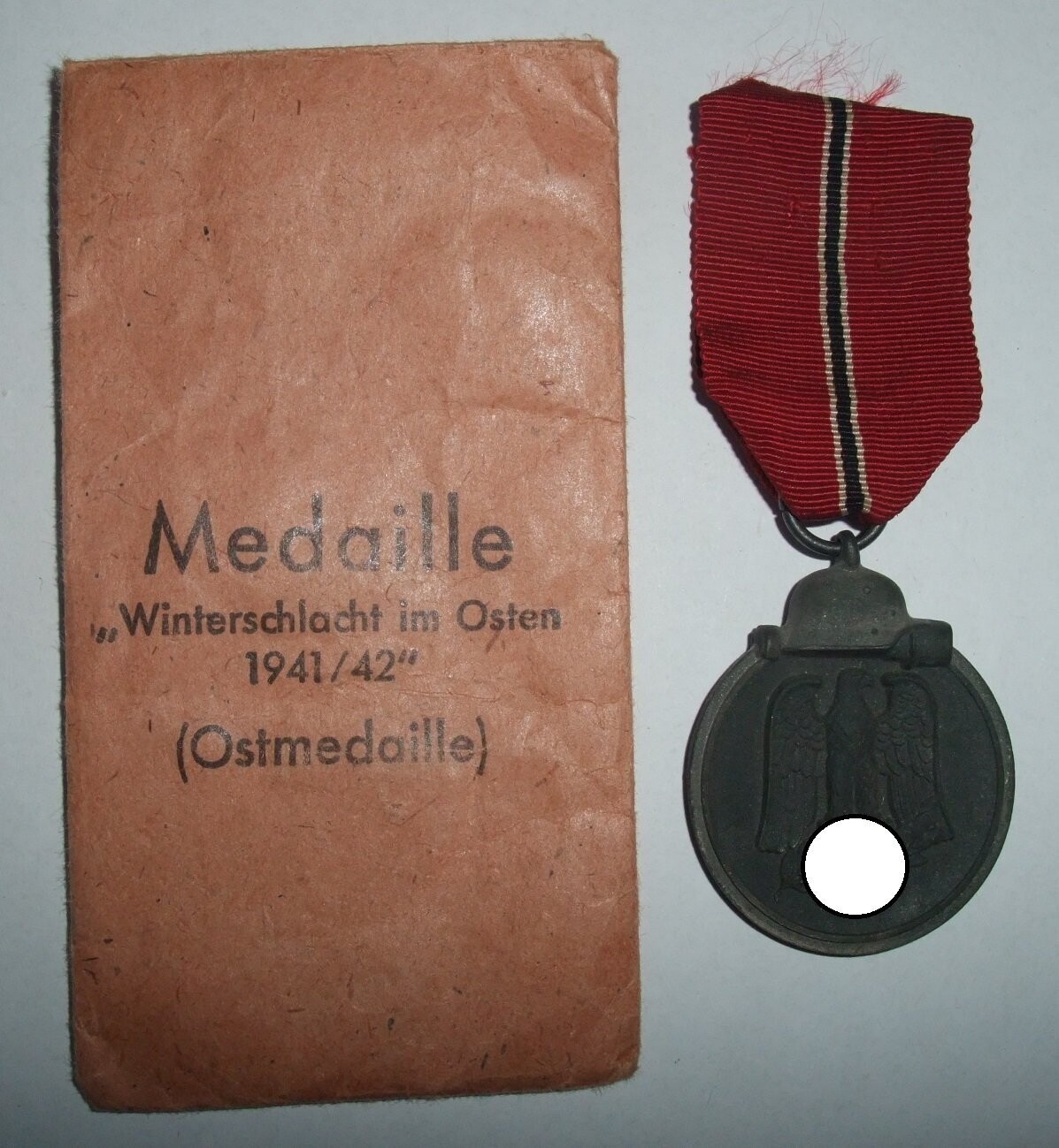 Wehrmacht: Medaille Winterschlacht im Osten, Ostmedaille, mit Verleihungstüte, Hersteller Rudolf Souval, Wien.