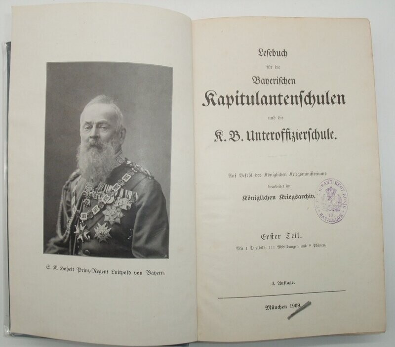 Lesebuch für die Bayerischen Kapitulantenschulen und die K. B. Unteroffizierschule. 1.Teil, Regimentsstempel von der 11. Kompanie Königlich Bayerisches 1. Infanterie-Regiment „König“, München 1909. Lesebuch für die Bayerischen Kapitulantenschulen und die K. B. Unteroffizierschule. 1.Teil, Regimentsstempel von der 11. Kompanie Königlich Bayerisches 1. Infanterie-Regiment „König“, München 1909.