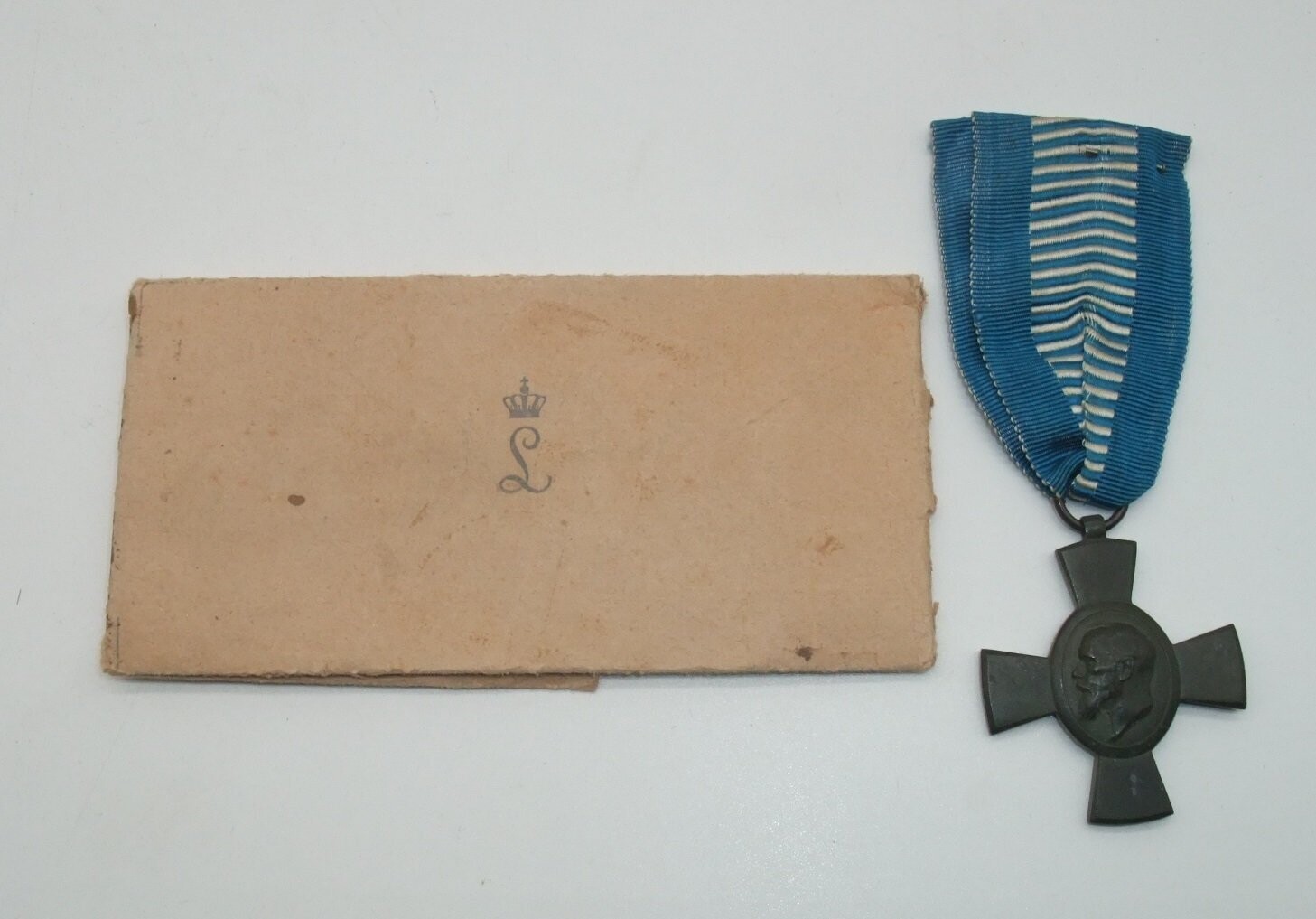 Bayern: Ludwigkreuz, an konfektioniertem Band, mit Verleihungstüte.