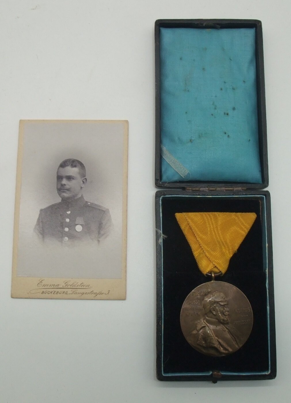 Preussen: Kaiser Wilhelm I. Erinnerungsmedaille zum 100. Geburtstag 1897, Centenarmedaille, am Dreiecksband, im Verleihungsetui, mit Trägerfoto.
