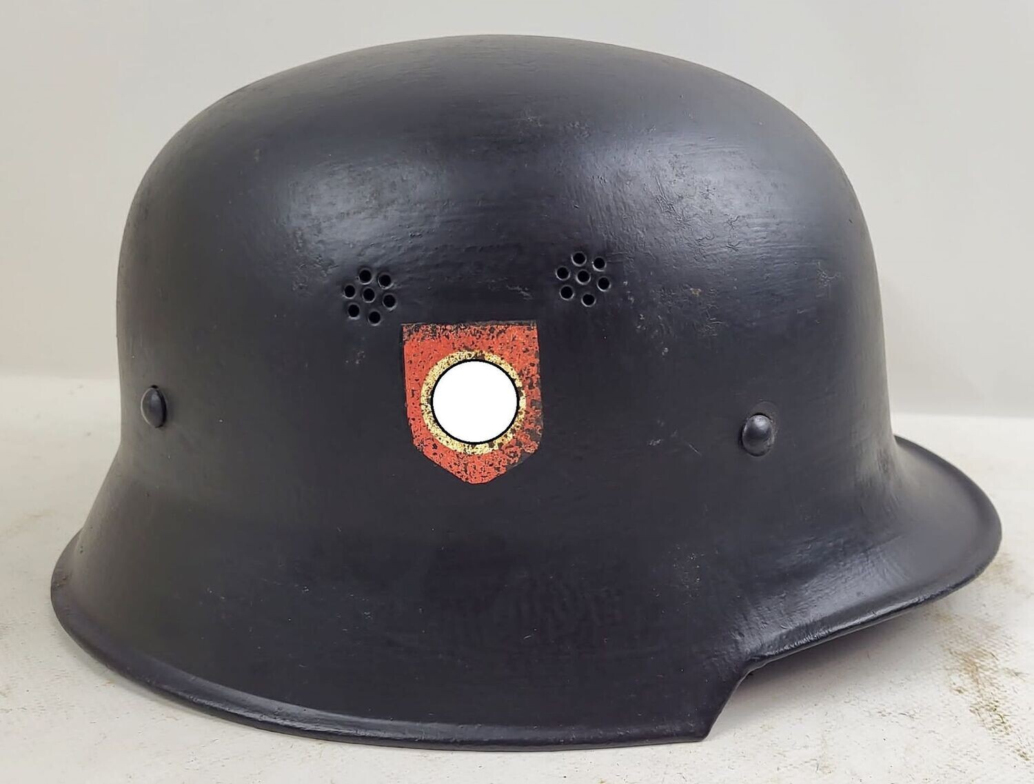 Feuerlöschpolizei / Feuerwehr: Helm M34, Adler in Metallausführung, Wappen zu ca. 90% erhalten.