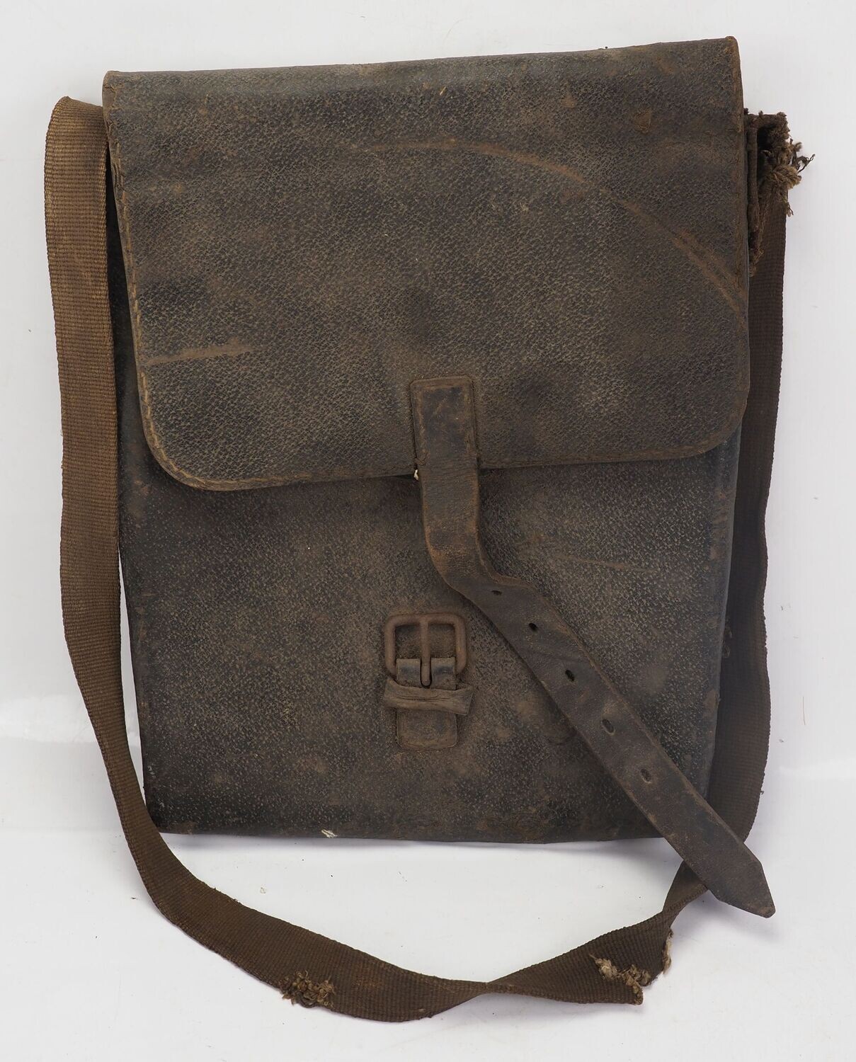 Wehrmacht: Beschlagtasche für unberittenes Hufbeschlagpersonal. Braunes Leder, das Inhaltsverzeichnis gestempelt, Jahreszahl 44, mit Riemen.