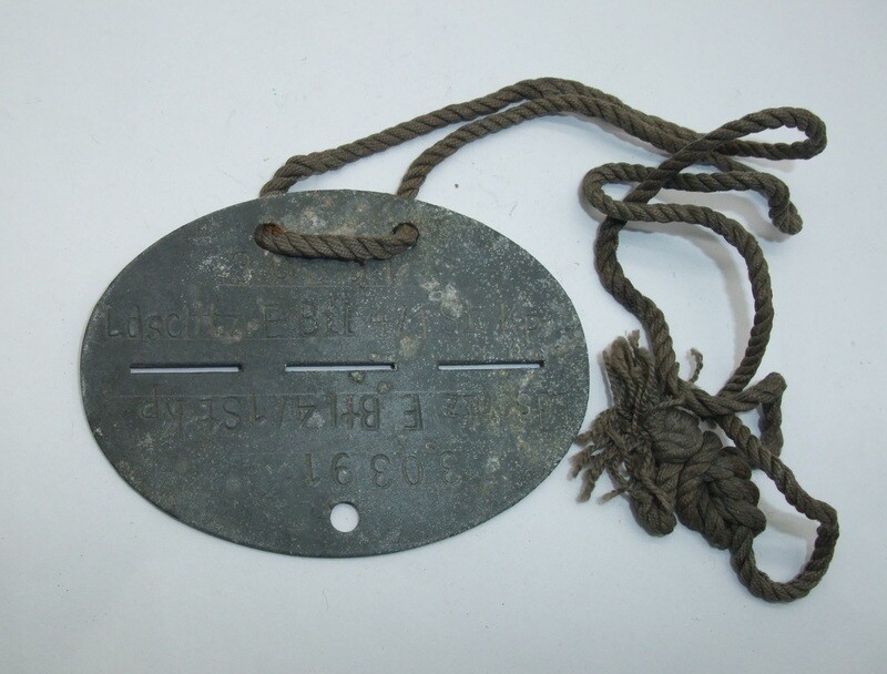 Wehrmacht: Erkennungsmarke Landesschützen-Ersatz-Bataillon 4, mit Trageschnur.