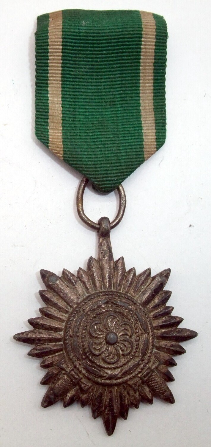 Wehrmacht: Tapferkeits- und Verdienstauszeichnung für Ostvölker 2.Klasse Silber  mit Schwertern, an Einzelspange, Hersteller 100 (Wächtler & Lange, Mittweida).