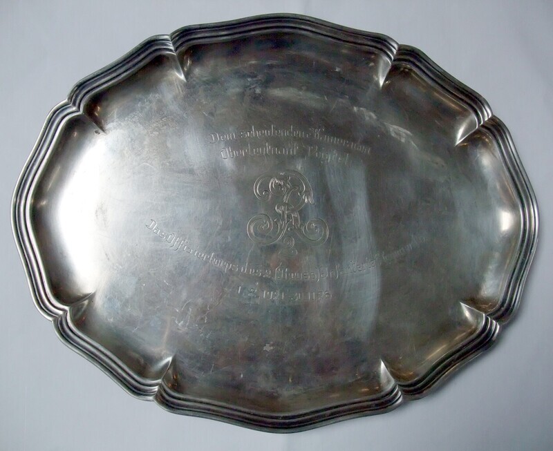 Reichswehr: Offiziergeschenk, Silbertablett mit Widmung Reichswehr: Offiziergeschenk, Silbertablett mit Widmung "Dem scheidenden Kameraden Oberleutnant Voigtel - Das Offizierkorps des 2. (Preuss) Infanterie Regiments - 1.2.1922 - 30.11.28".