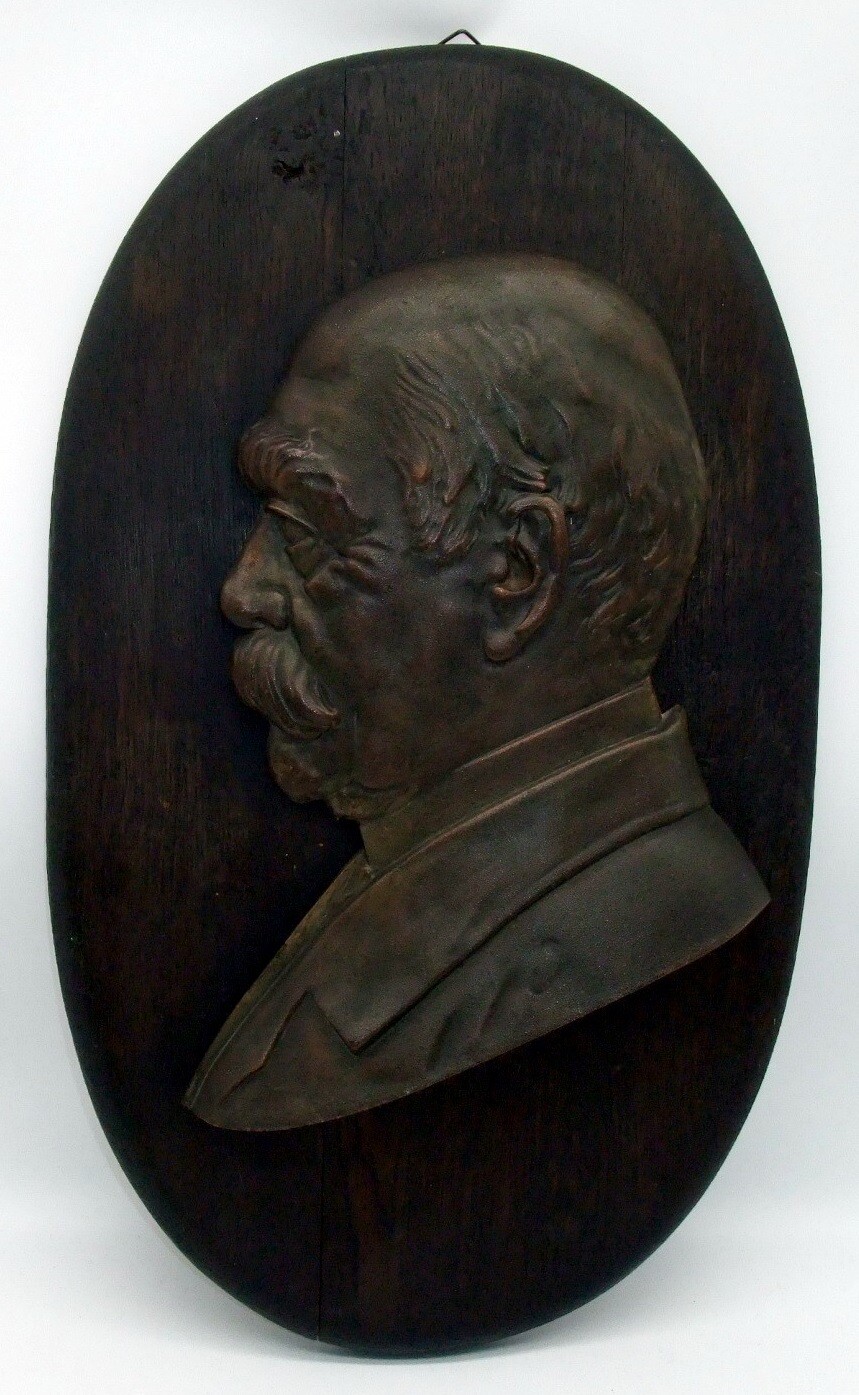 Wandrelief Otto von Bismarck, Metall auf Holzplatte, Größe ca. 54,5 x 32,5 cm.