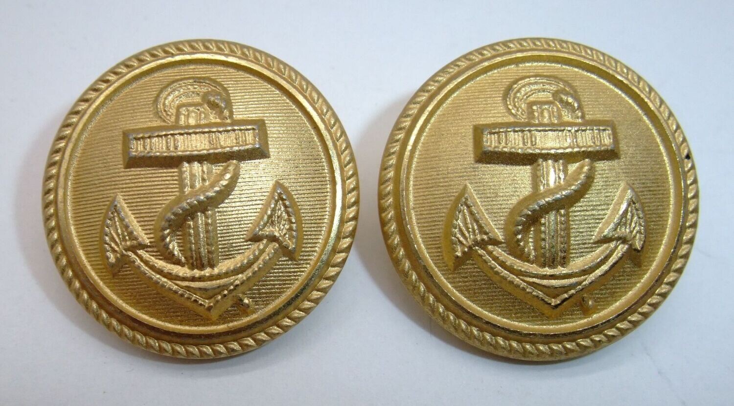 Kriegsmarine: 2 Stück Knopf, vergoldet, gestempelt "Kriegsmarine M 1940", Durchmasser 25mm.