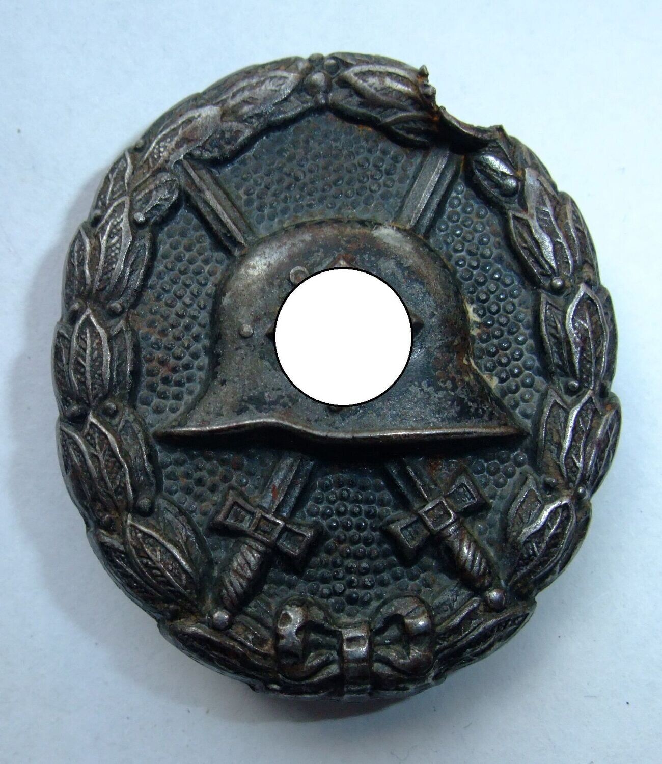 Verwundetenabzeichen in Schwarz, 1. Form Legion Condor, Beschädigung durch Geschoss / Kampfschaden.