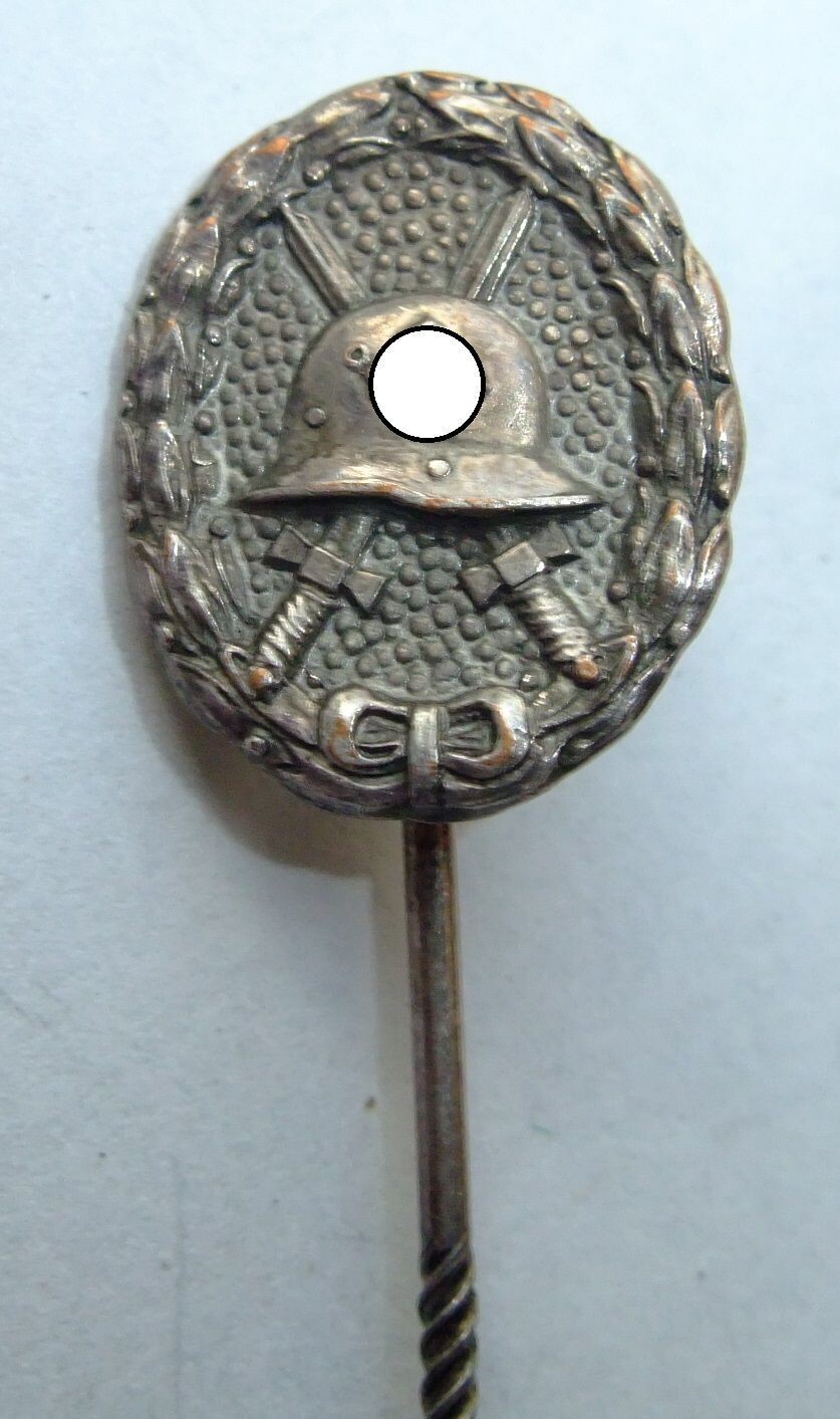 Verwundetenabzeichen in Silber, 1. Form Legion Condor, Miniatur, mit Hersteller L/18 für die Firma B.H. Mayer, Pforzheim, Größe 16x13 mm.