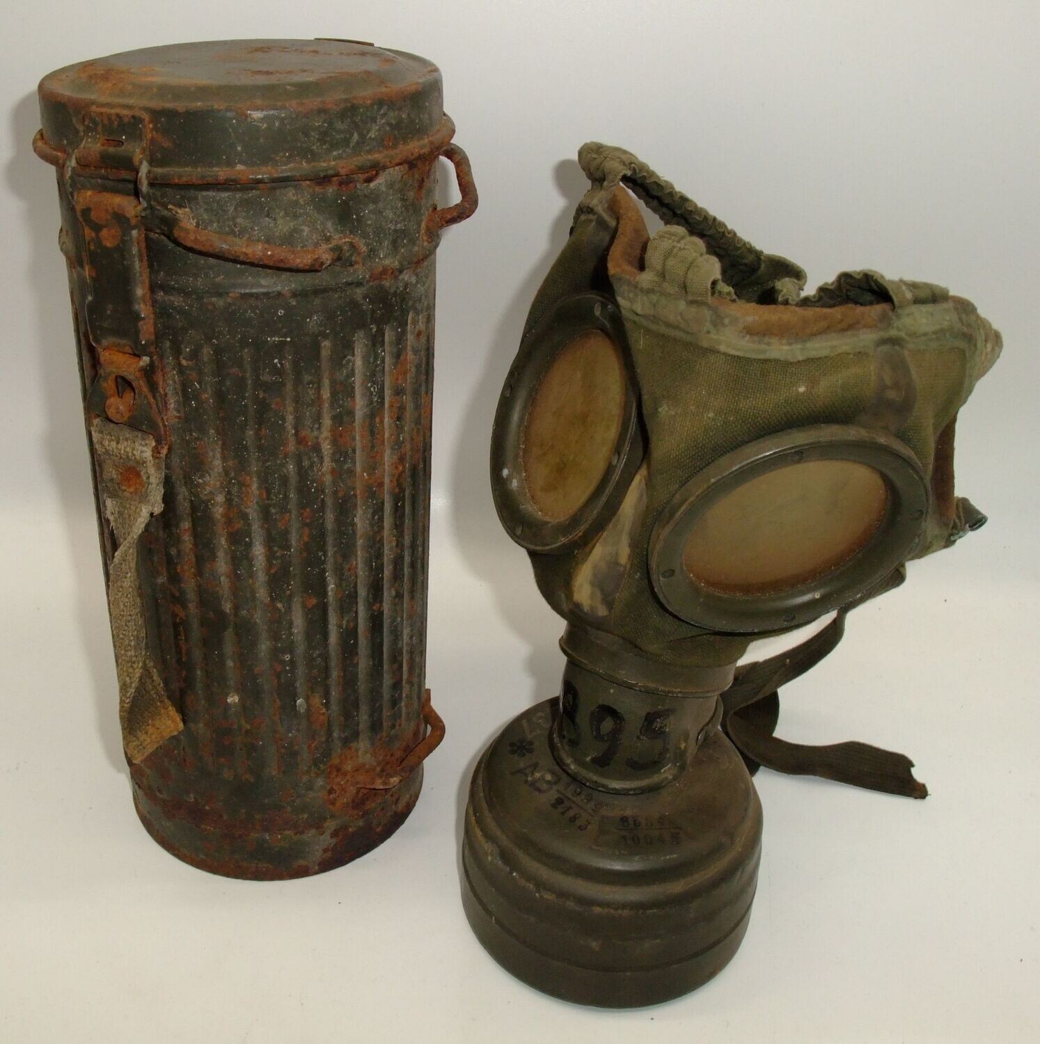 Wehrmacht: Gasmaske in Dose, Maske mit diversen Stempeln von 1939, Dose mit Hersteller ayc 1943.