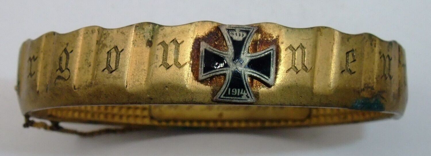 Patriotischer Schmuck-Armreif, 1. Weltkrieg, aus Granatführungsring, aufgelegtes Eisernes Kreuz 1914, graviert "Argonnenwald", Widmungsplakette 1914 - 15.