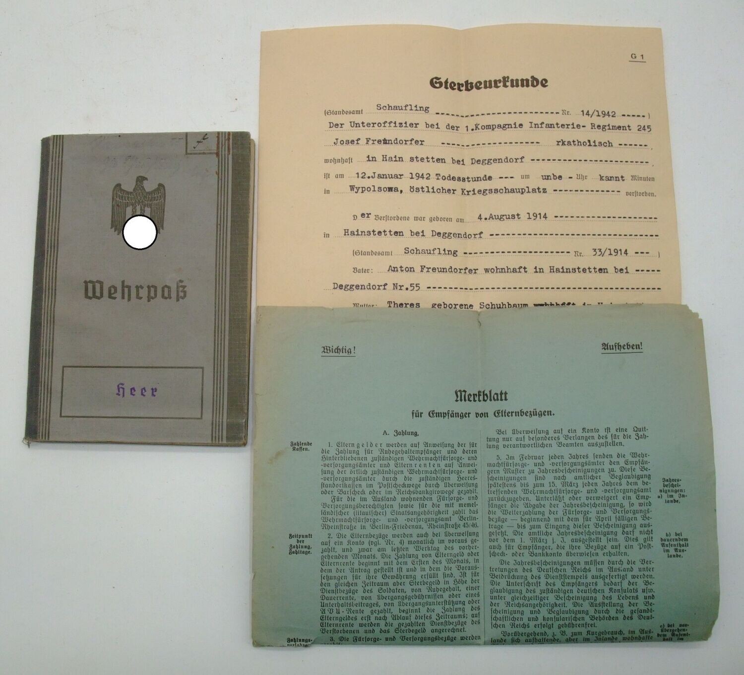 Wehrmacht: Wehrpass Feldwebel Infanterie-Regiment 245, gefallen in Russland 1942, viele Gefechtseintragungen etc, Sterbeurkunde.