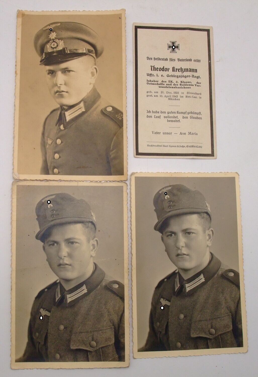 Wehrmacht: 3x Portraitfoto Gebirgsjäger-Regiment 99, PK-Größe, dazu das Sterbebild mit Auszeichnungen VWA Gold, EK2, WiO.