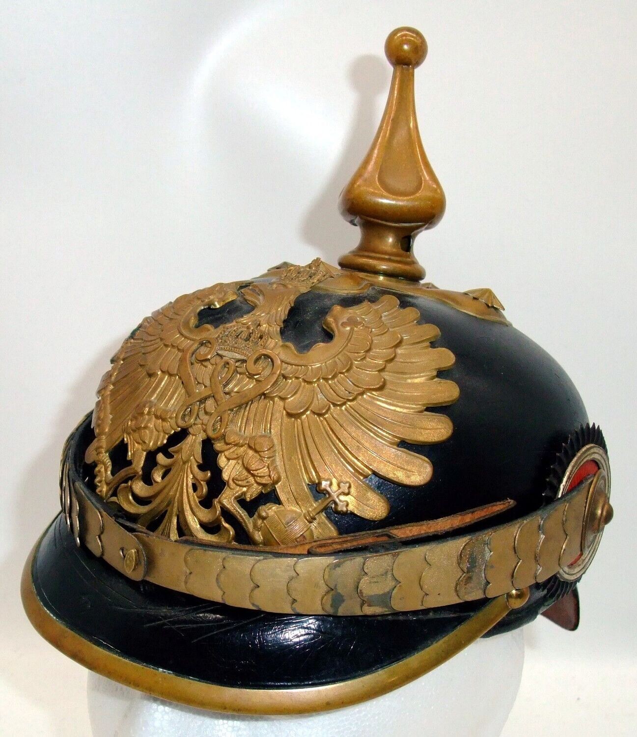 Preussen: Pickelhaube für Offiziere der Polizei, Trägernamen im Schirm.