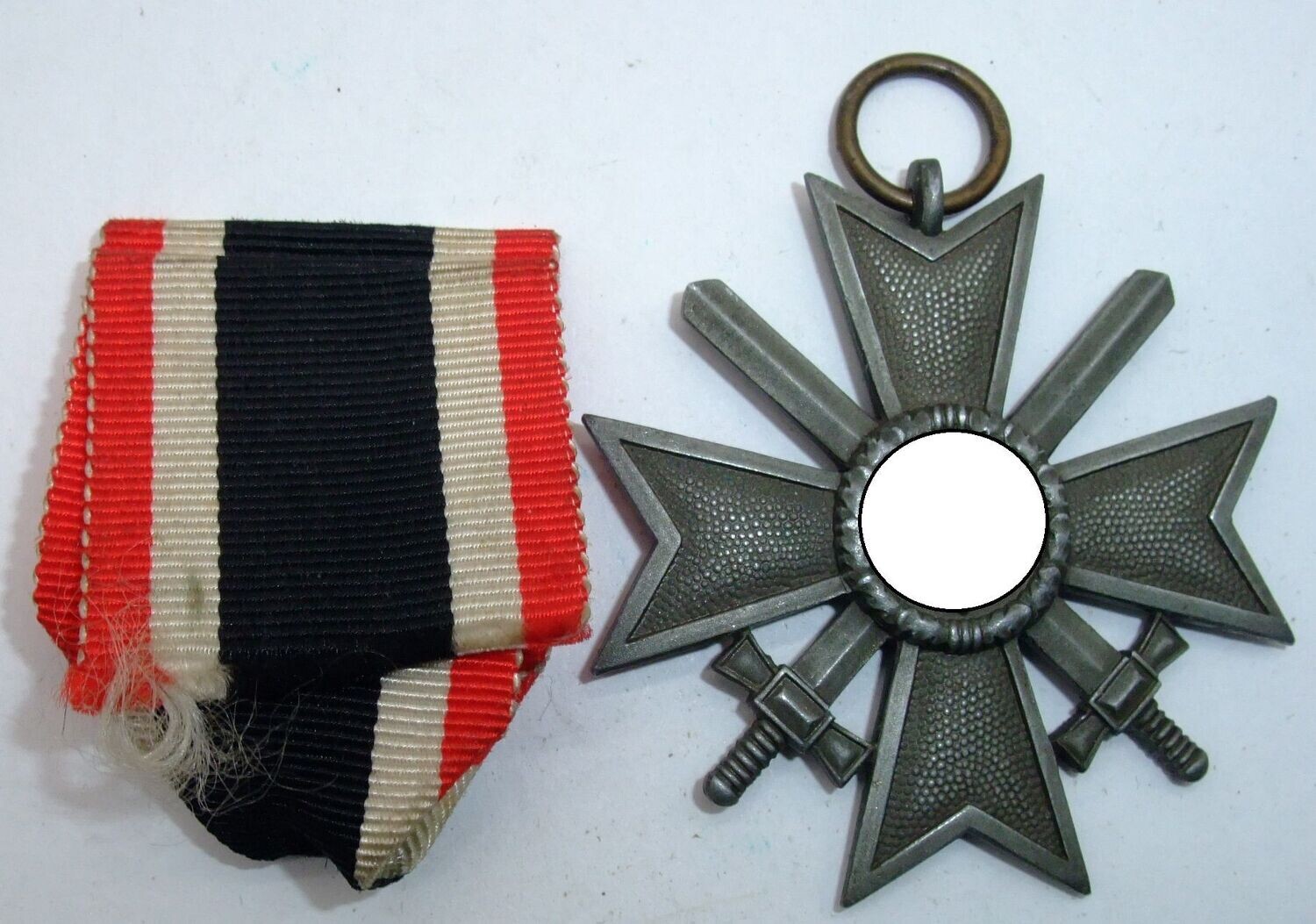 Kriegsverdienstkreuz KVK 2. Klasse mit Schwertern Hersteller 127 für die Firma Moritz Hausch AG, Pforzheim, mit Band.
