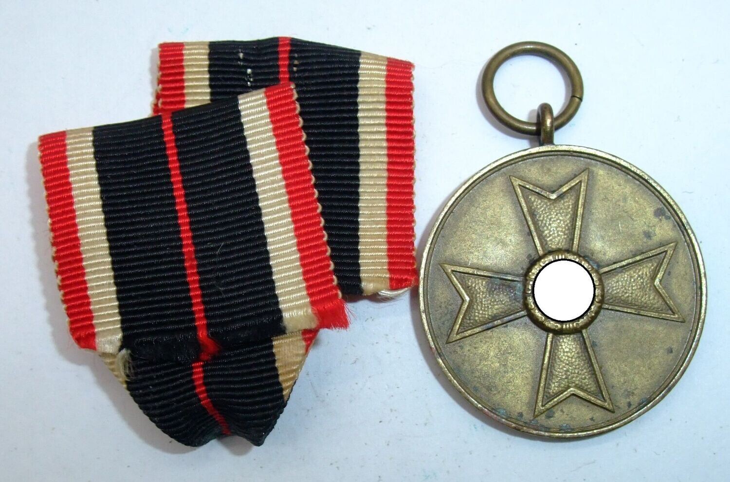 Medaille zum Kriegsverdienstkreuz, KVK, mit Band.