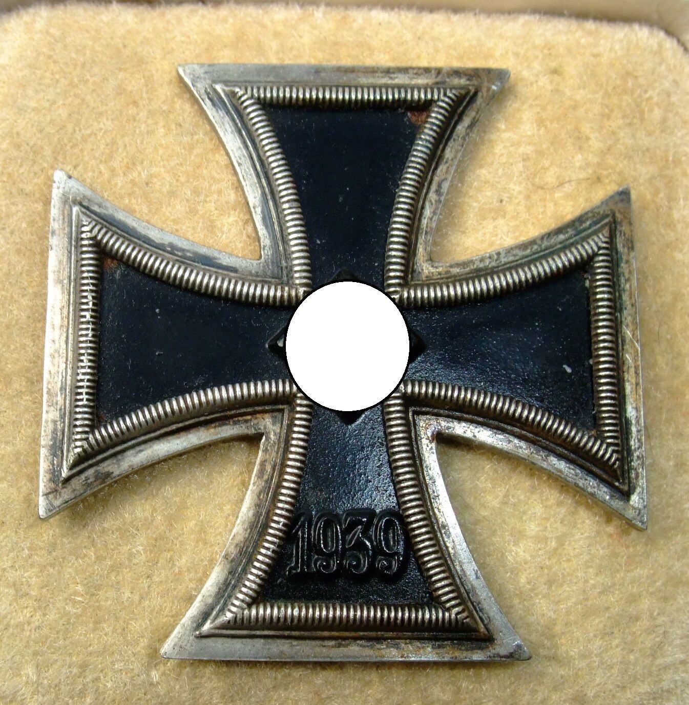 Eisernes Kreuz 1939, 1. Klasse, im Etui, auf der Nadel  gepunzt "4" für den Hersteller Steinhauer & Lück, Lüdenscheid.
