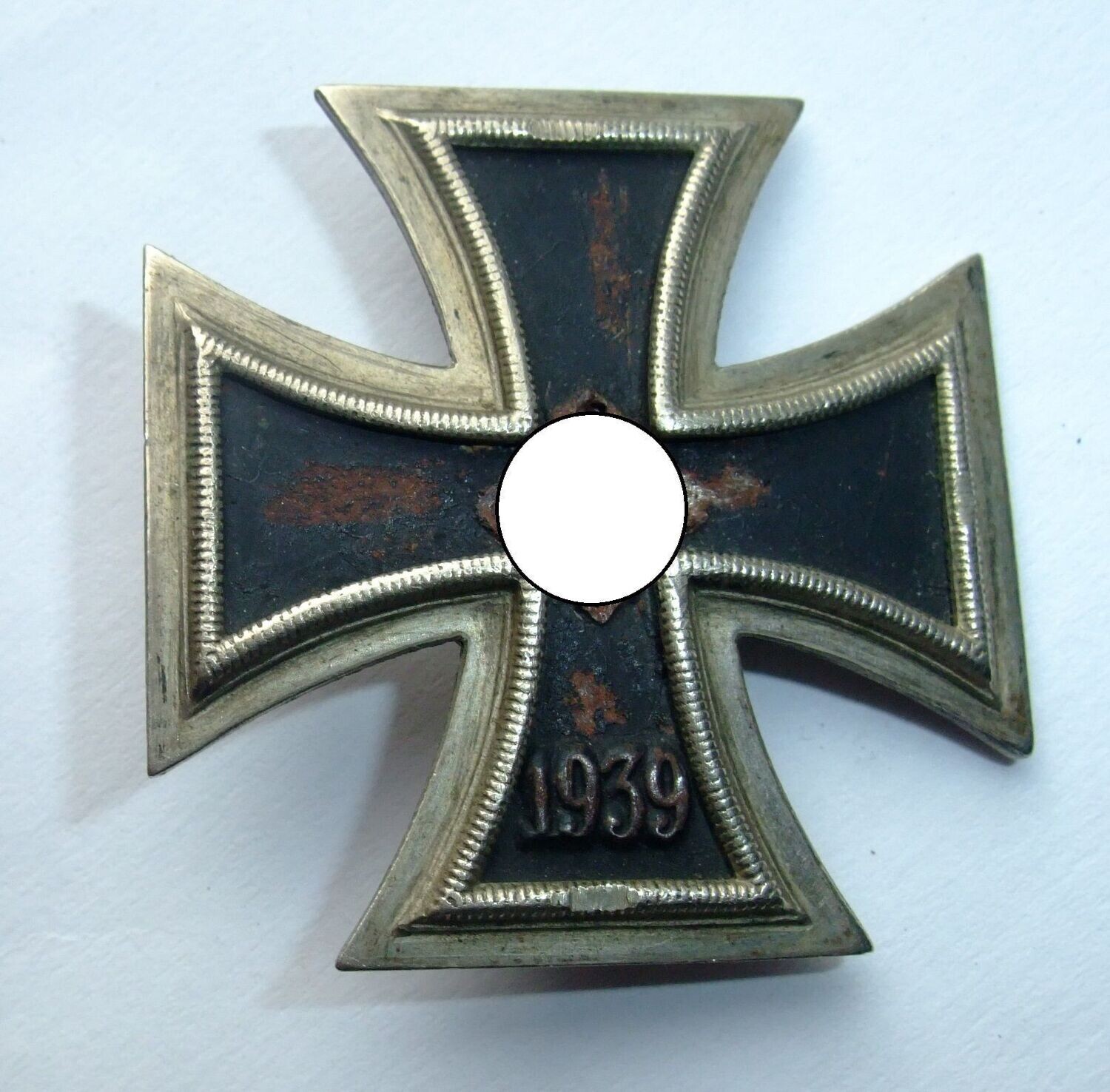 Eisernes Kreuz 1939, 1. Klasse, auf der Nadel  gepunzt "L/13" für die Firma Paul Meybauer, Berlin, unsauber entnazifiziert.