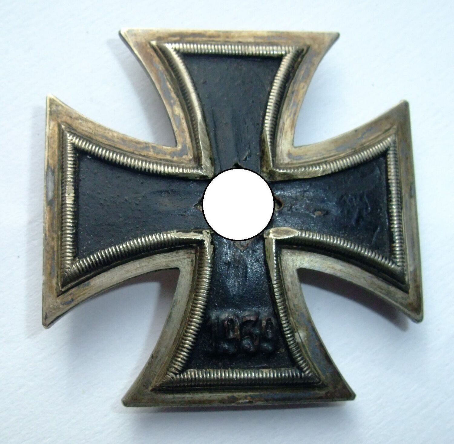 Eisernes Kreuz 1939, 1. Klasse, an Schraubscheibe, die Scheibe fehlt, entnazifiziert und dann durch graviertes HK wieder renazifiziert.