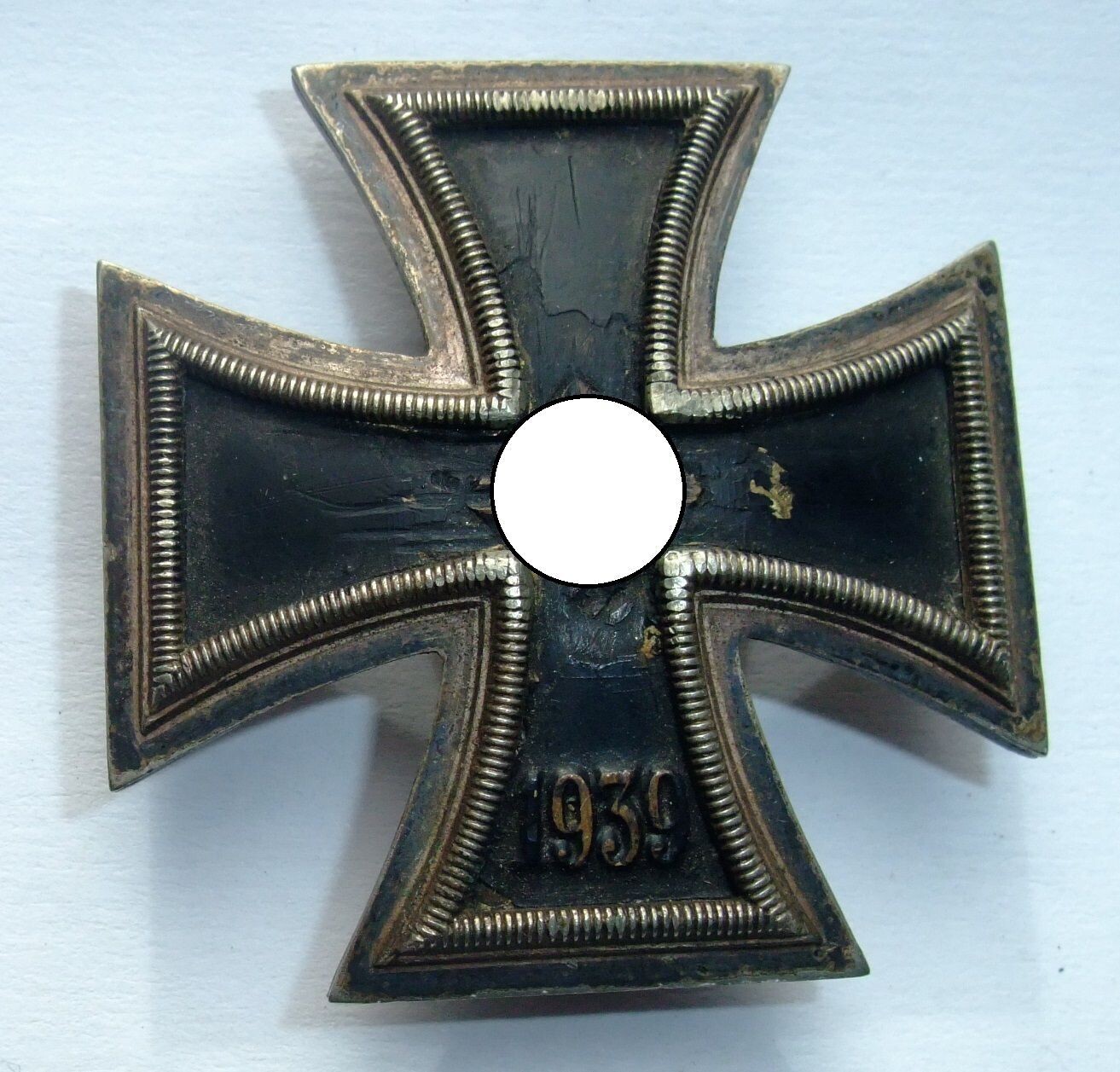 Eisernes Kreuz 1939, 1. Klasse, unter dem Nadelhaken  gepunzt "L/19" für die Firma Ferdinand Hoffstaetter, Bonn, nicht ganz sauber entnazifiziert.