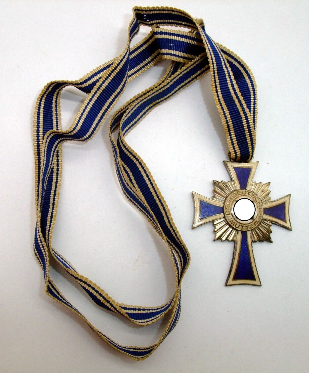 Mutterkreuz in Silber, 2. Stufe, am langen Band, Emaille vollständig erhalten.