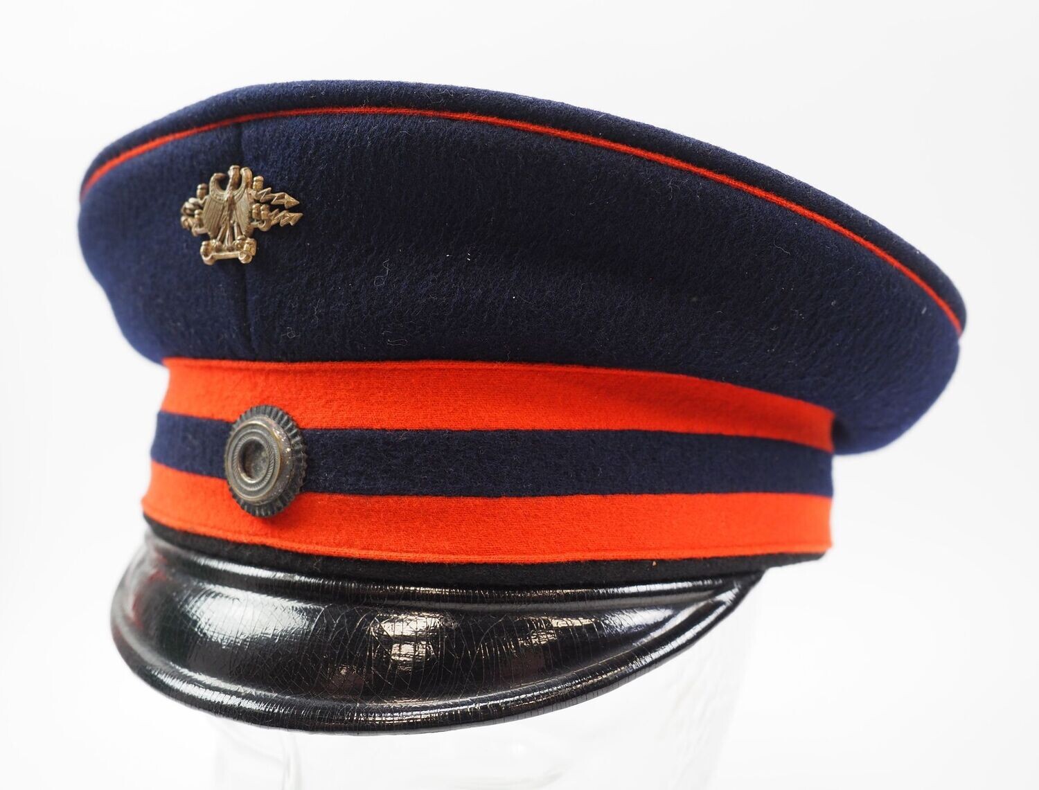 Deutsche Reichspost: Schirmmütze für Telegraphen.
Blauer Stoff, rot-blauer Bund, Kokarde und Telegraphen-Emblem, braunes Schweißleder und Innenfutter, mit Stempel "ERFURT 1. 24.".