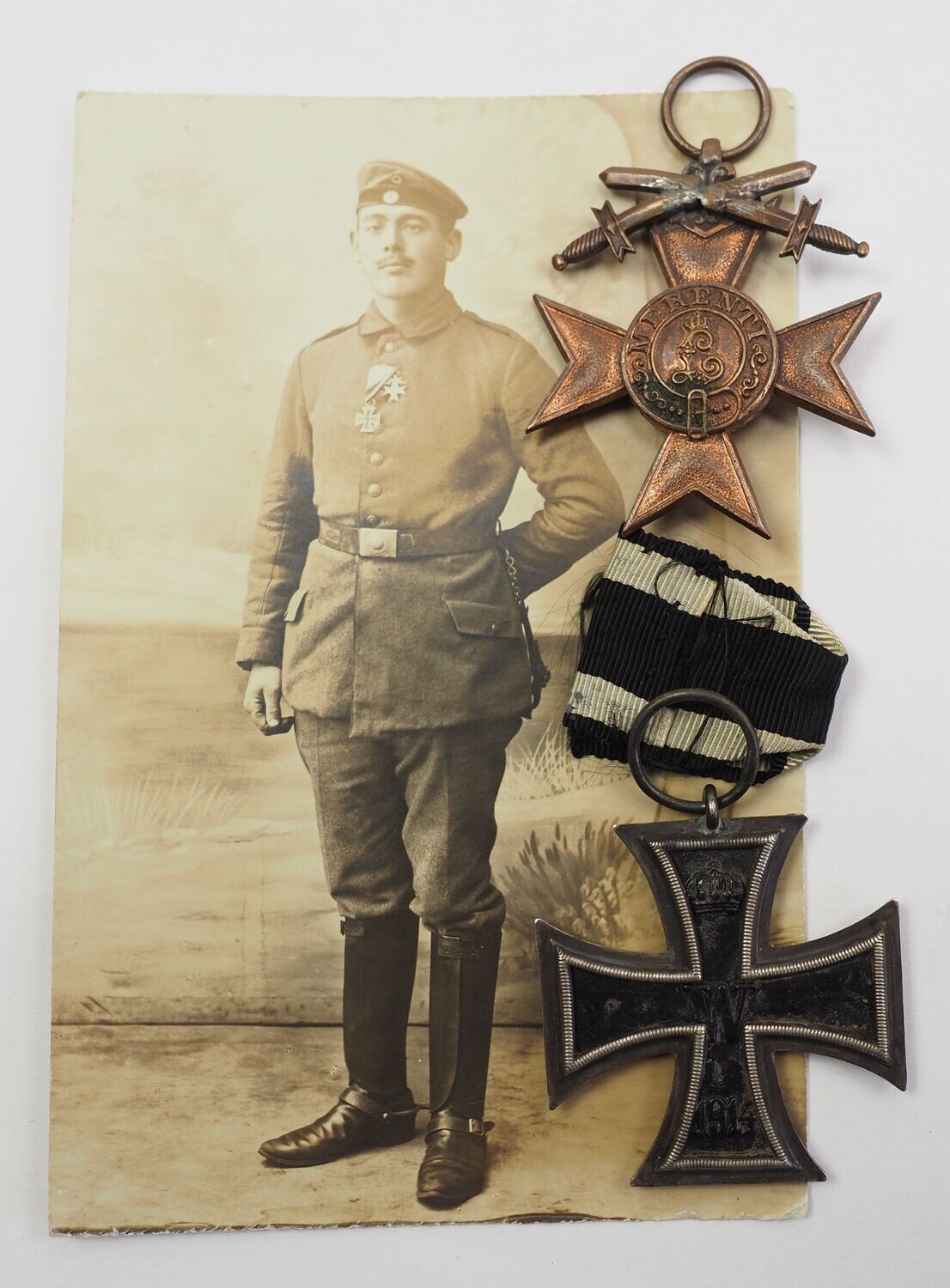 Bayern: Nachlass eines Infanteristen, Eisernes Kreuz 2. Klasse 1914, Hersteller M, MVK, Schwerter mit alter Reparatur, dazu Trägerfoto.