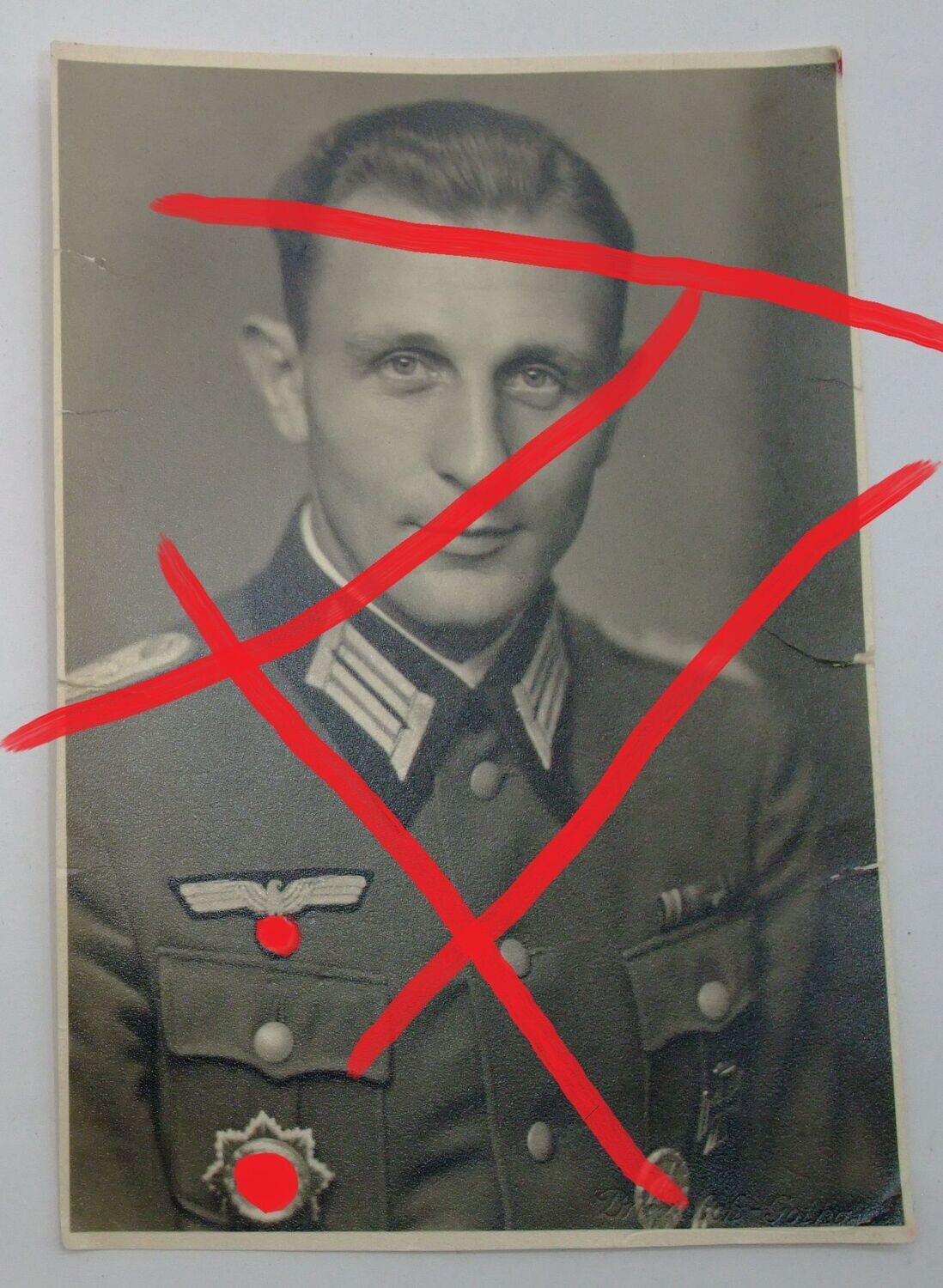 Wehrmacht: Portraitfoto Kommandeur der  4./Heeres-Flak-Artillerie-Abteilung 287 (mot) Kurt Zierke, Deutsches Kreuz in Gold (DKiG), EK1 etc, PK-Größe, eigenhändige Widmung von 1944.