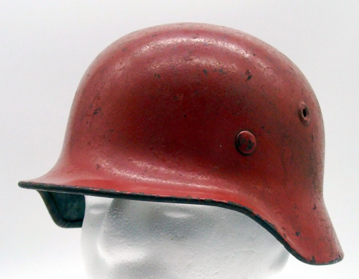 Wehrmacht: Stahlhelm M40, Q64, weiterverwendet bei Werksfeuerwehr, mit Innenfutter und Kinnriemen.