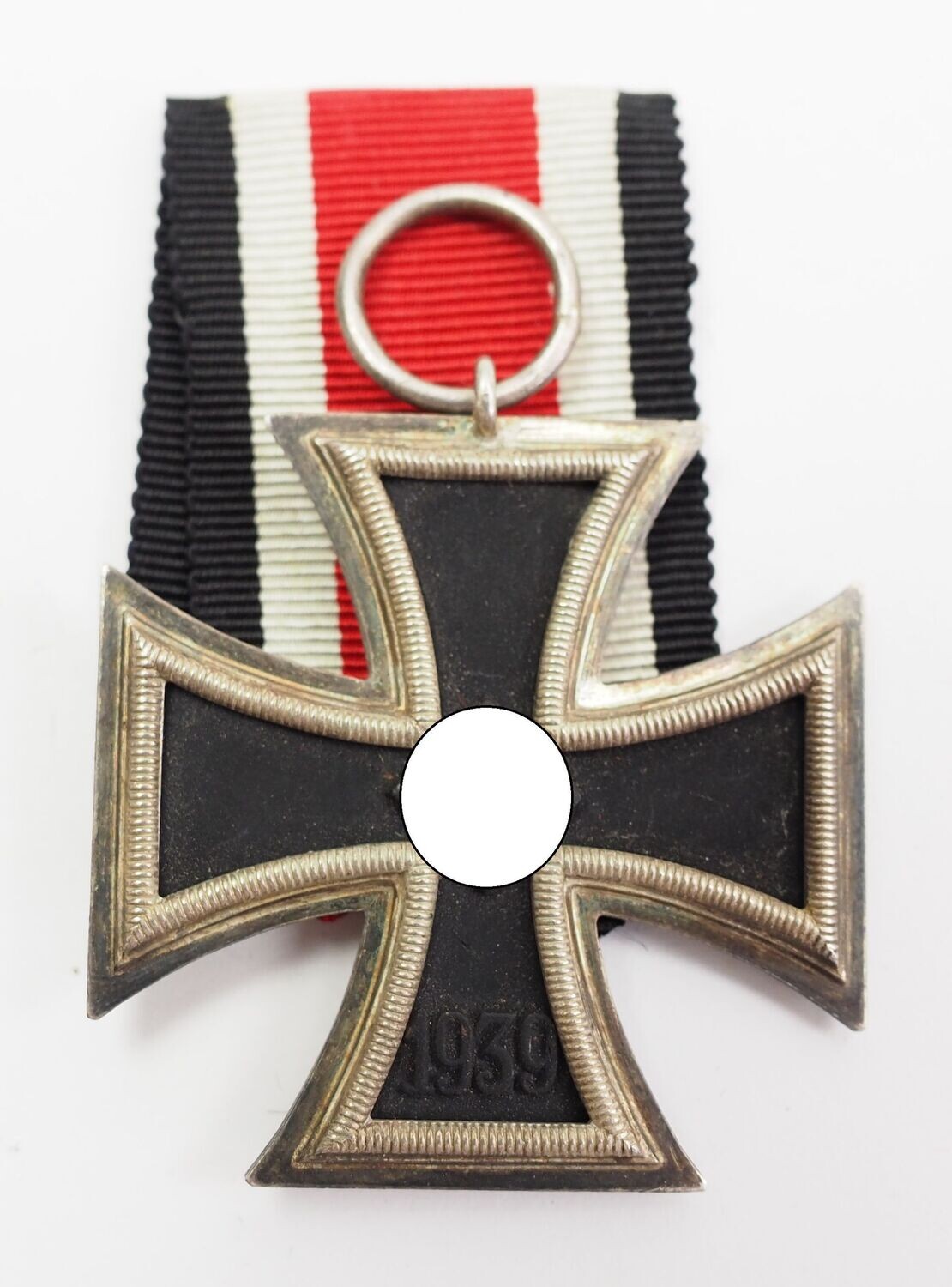 Eisernes Kreuz, EK 2. Klasse 1939, Hersteller 65 im Bandring für die Firma Klein & Quenzer, Oberstein, volle Kernschwärzung, mit Band.