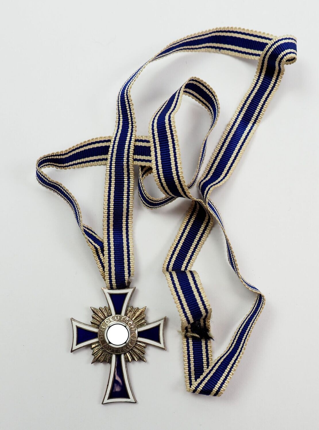 Mutterkreuz in Silber, 2. Stufe, am konfektionierten langen Band, Emaille vollständig erhalten.