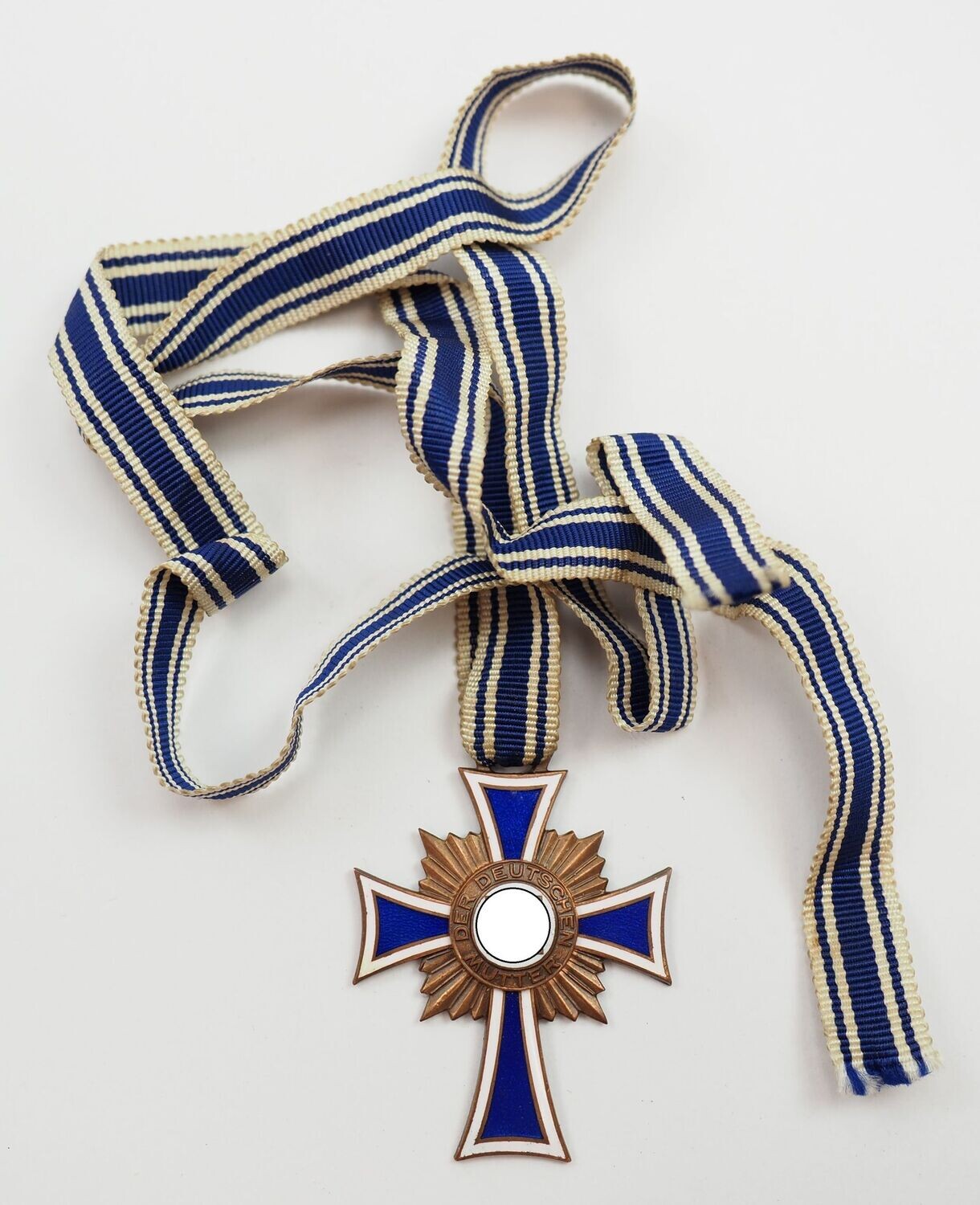 Mutterkreuz in Bronze, 3. Stufe, am Band, Emaille vollständig erhalten.