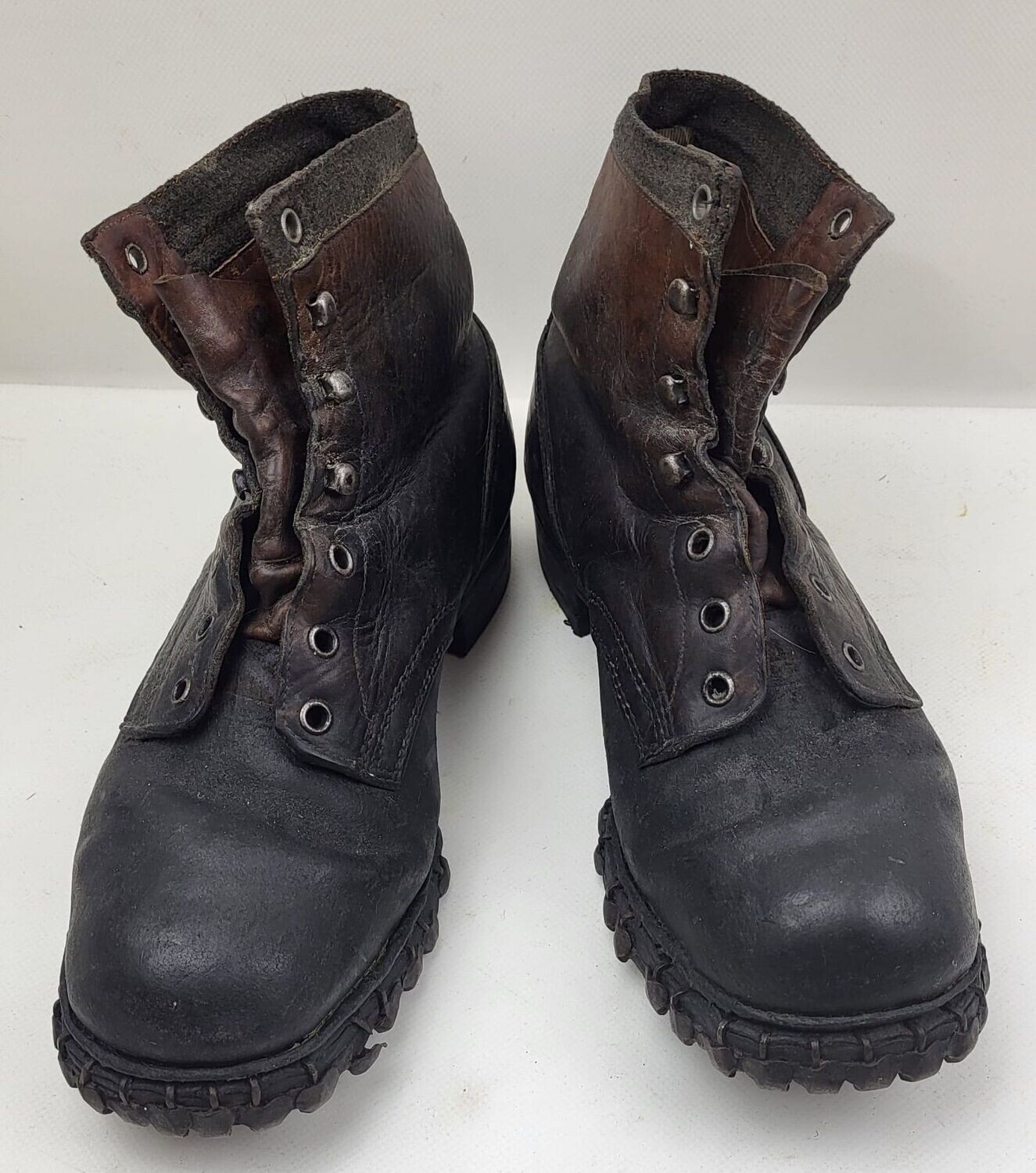 Wehrmacht: Paar Gebirgsjäger-Stiefel, Hacken wurden mal erneuert, auf Puppe kein Problem.