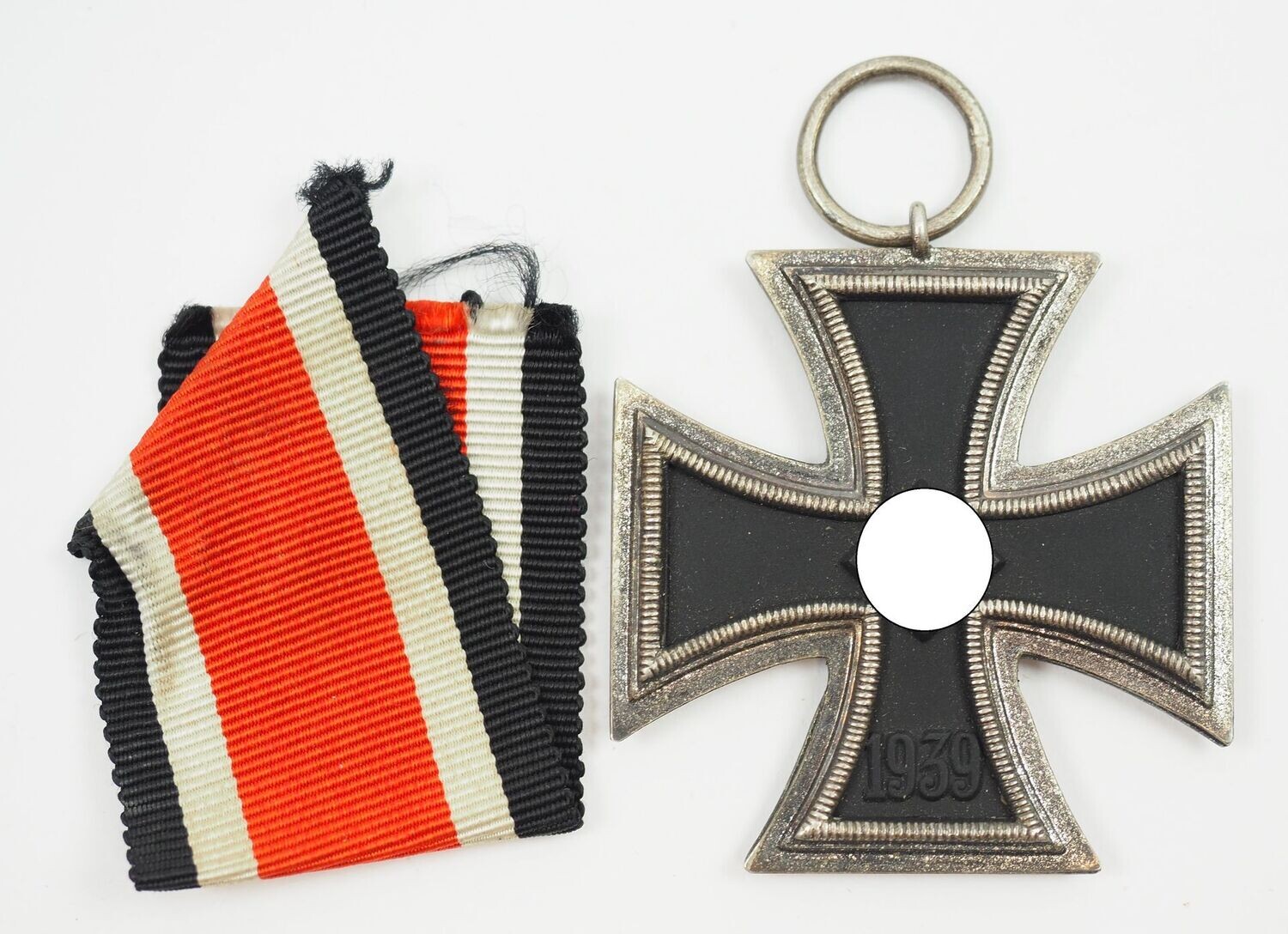 Eisernes Kreuz, EK 2. Klasse 1939, unmarkiertes Stück vom Hersteller 75 für die Firma Julius Maurer, Oberstein, volle Kernschwärzung, mit Band.