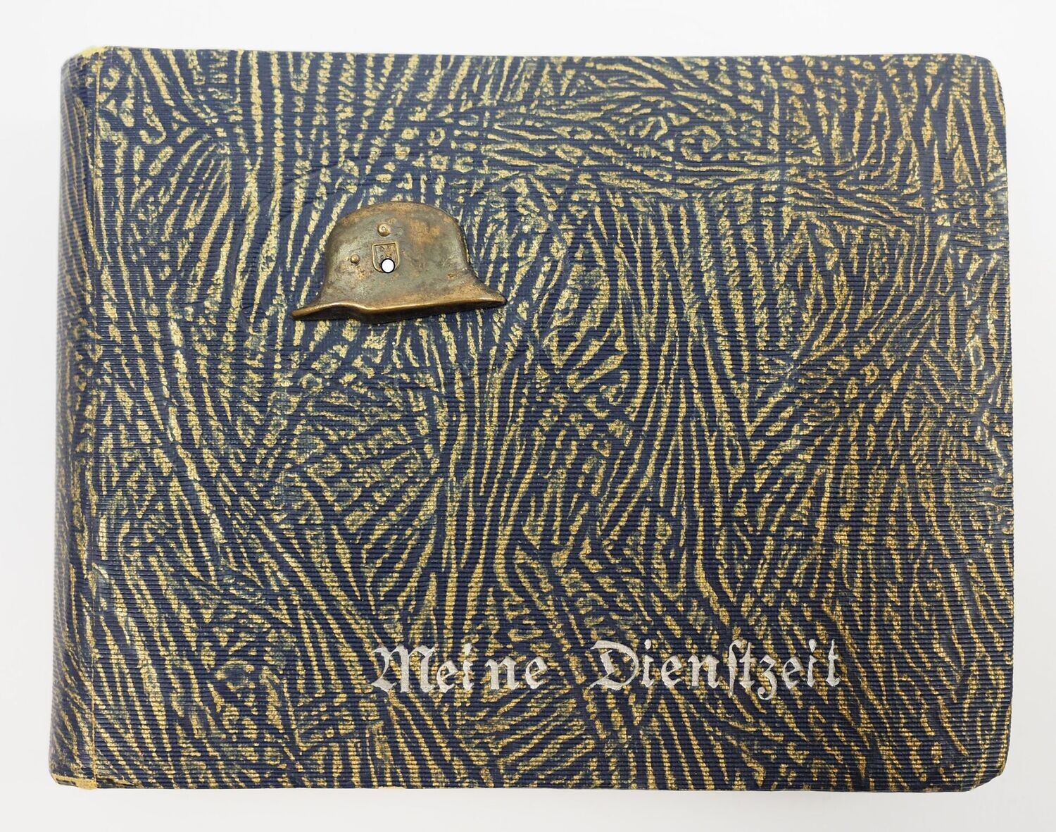 Wehrmacht: Kleines Fotoalbum "Meine Dienstzeit" mit aufgelegtem Stahlhelm, unbenutzt!