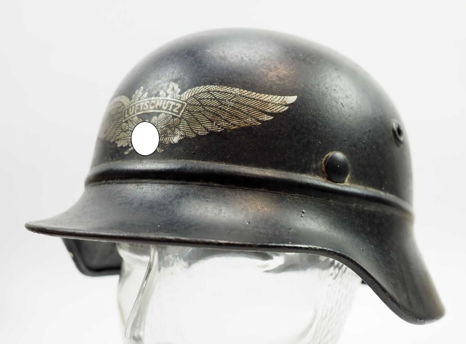 Luftschutz: Stahlhelm M40, Ausschusshelm, Hersteller Q64, mit Innenfutter und Kinnriemen.