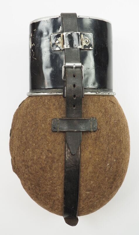 Wehrmacht: Feldflasche, mit Herstellerstempel HRE 35, Becher mit Herstellerstempel MKK 38.