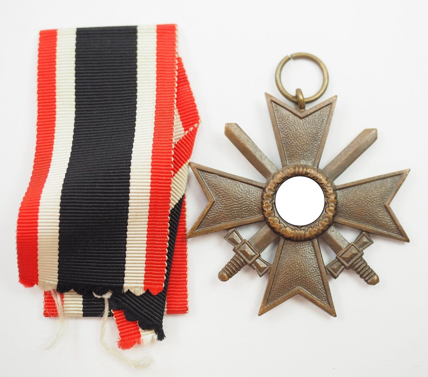 Kriegsverdienstkreuz KVK 2. Klasse mit Schwertern Hersteller 42 für die Firma Bindermann & Co., Oberkassel, mit Band.