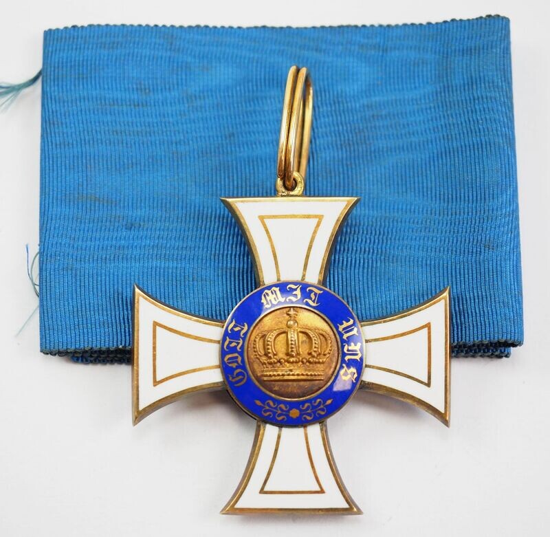 Preussen: Kronen-Orden, 2. Klasse mit Herstellerpunze H&S (Humbert und Sohn, Berlin), minimale Läsur auf dem unteren rückseitigen Kreuzarm, mit originalem Halsband. Preussen: Kronen-Orden, 2. Klasse mit Herstellerpunze H&S (Humbert und Sohn, Berlin), minimale Läsur auf dem unteren rückseitigen Kreuzarm, mit originalem Halsband.