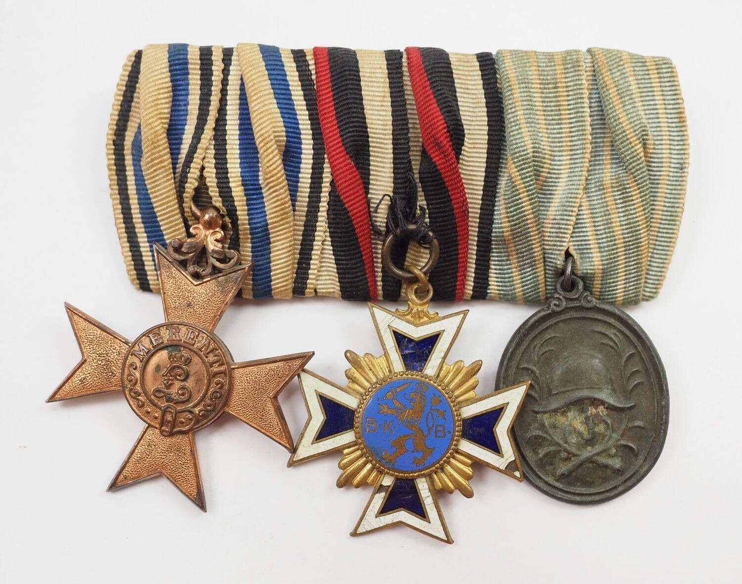 Bayern: 3-er Ordensschnalle. MVK 3. Klasse mit Schwertern, Ehrenkreuz des Bayerischen Kriegerbundes, Emaille beschädigt, Feuerwehr-Dienstauszeichnung 25 Jahre.