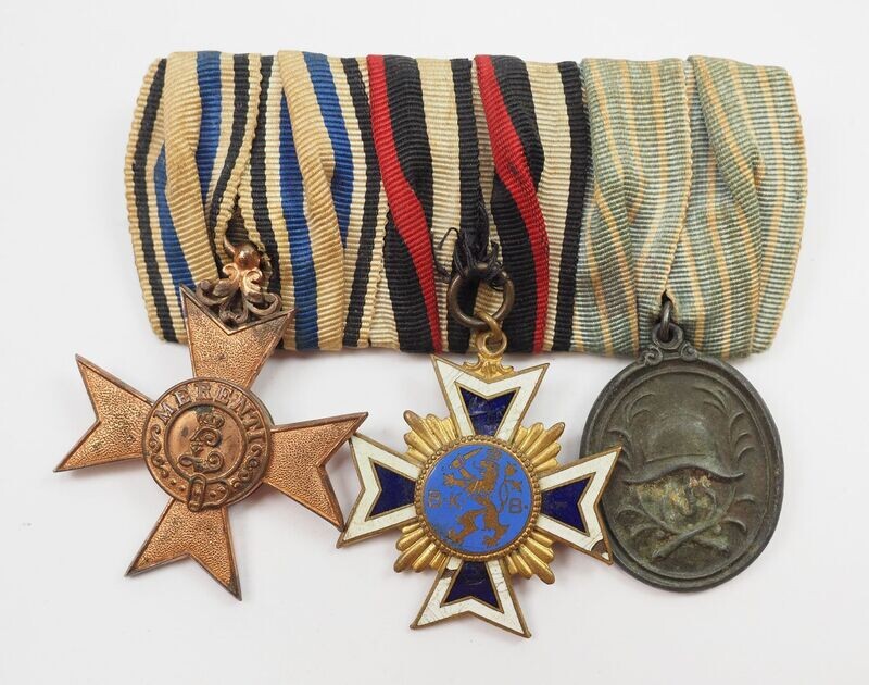 Bayern: 3-er Ordensschnalle. MVK 3. Klasse mit Schwertern, Ehrenkreuz des Bayerischen Kriegerbundes, Emaille beschädigt, Feuerwehr-Dienstauszeichnung 25 Jahre. Bayern: 3-er Ordensschnalle. MVK 3. Klasse mit Schwertern, Ehrenkreuz des Bayerischen Kriegerbundes, Emaille beschädigt, Feuerwehr-Dienstauszeichnung 25 Jahre.