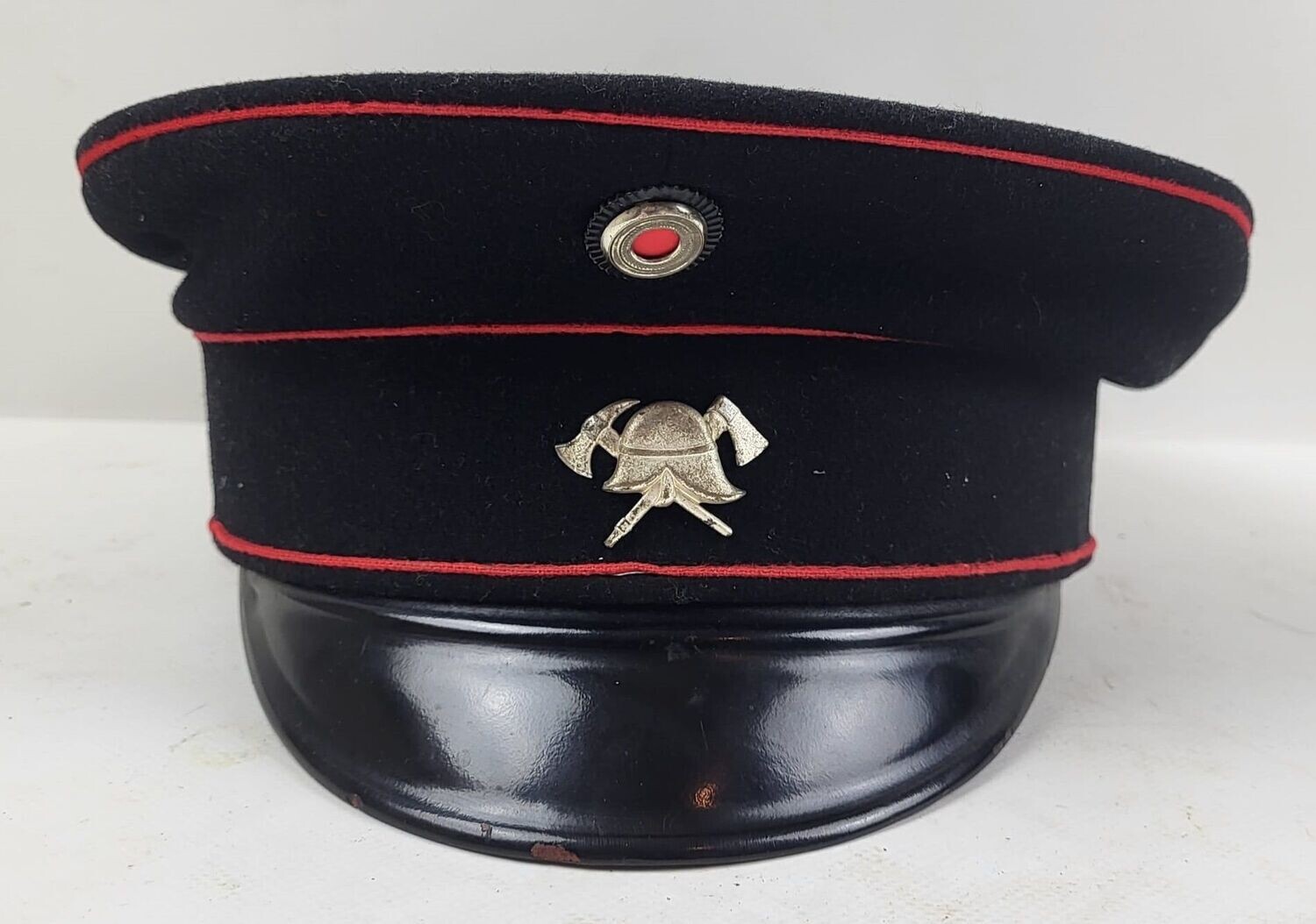Deutsches Reich: Schirmmütze Feuerwehr, mit Trägernamen und Einheit 3. Löschzug.