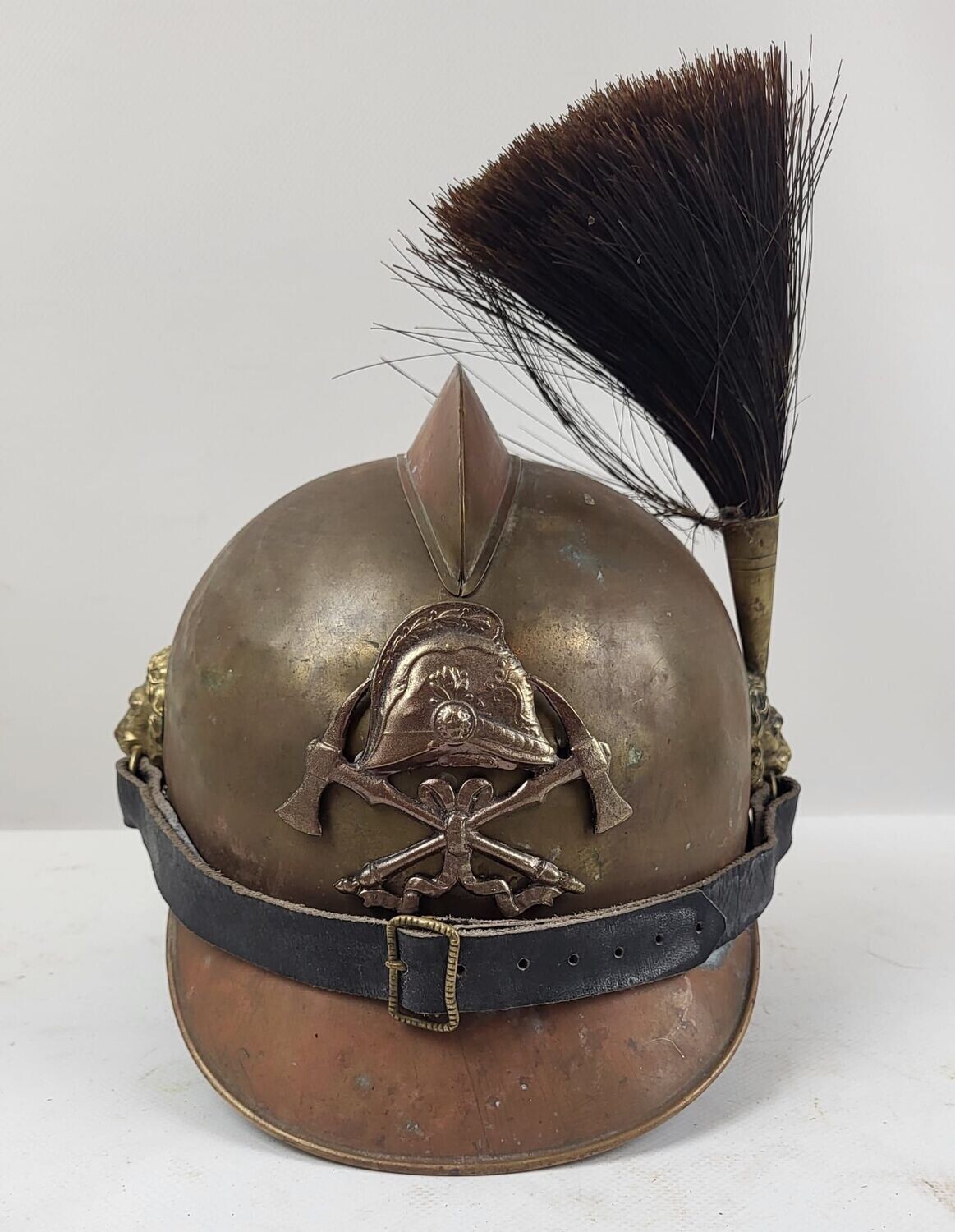 Bayern: Feuerwehr Helm, Messing, aufgelegtes Emblem, Kinnriemen an Löwenköpfen, mit Paradebusch.
